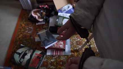 Прохожий в Минске пожаловался в милицию на флаг в квартире на шестом этаже. Кого задержали?