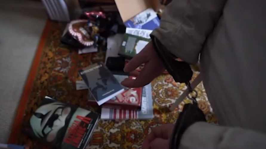 Прохожий в Минске пожаловался в милицию на флаг в квартире на шестом этаже. Кого задержали?