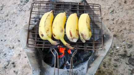 Как сделать шашлык из бананов? Главное, не снимайте кожуру