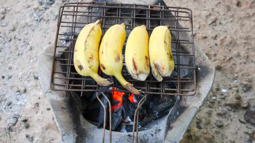 Как сделать шашлык из бананов? Главное, не снимайте кожуру