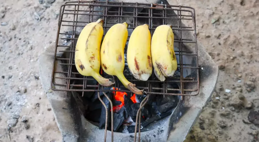 Есть несколько рецептов бананов, приготовленных на мангале. Самым