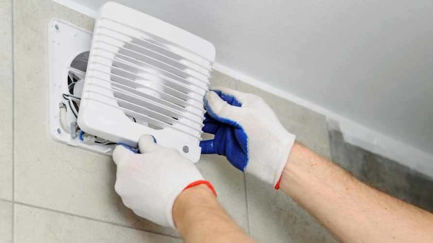 Больше 1000 белорусов пострадали от чистильщиков вентиляции. В СК предложили пожаловаться