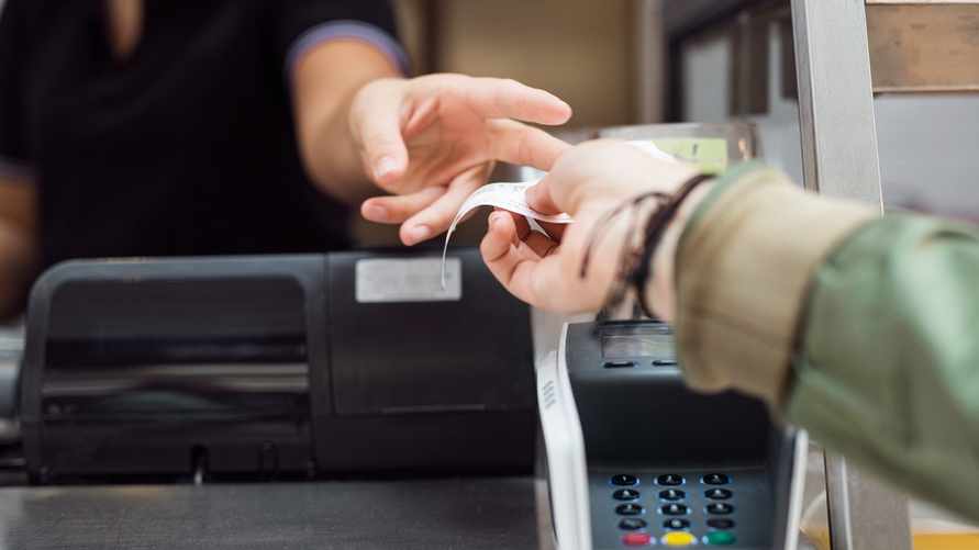 Продавцы выдают белорусам недействительные чеки? В ИМНС рассказали, как распознать