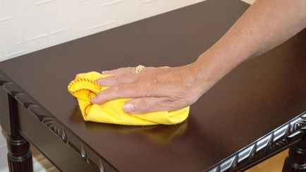 Как надолго убрать пыль с мебели? Поможет одно косметическое средство