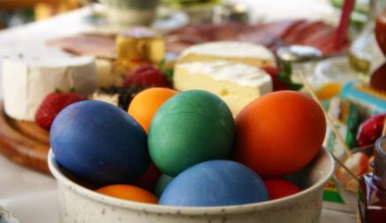 Как покрасить яйца на Пасху без красителей? Нашли 7 натуральных способов