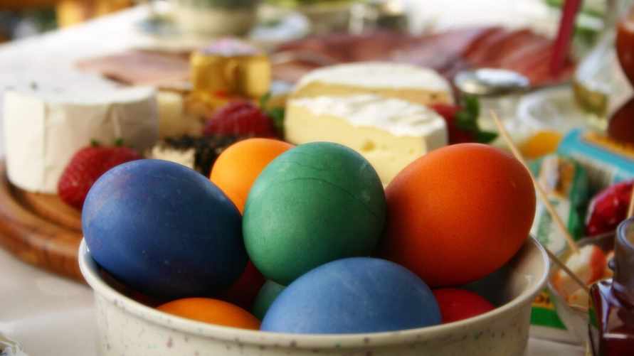 Как покрасить яйца на Пасху без красителей? Нашли 7 натуральных способов