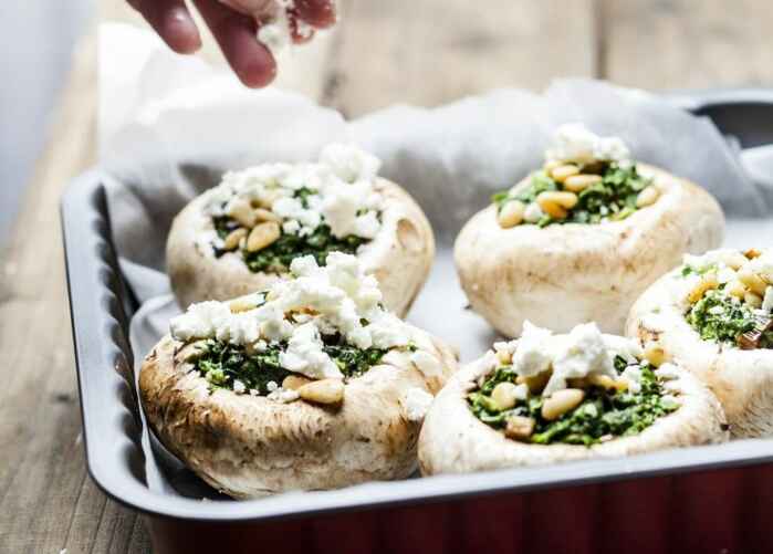 Шампиньоны - универсальные грибы, которые можно есть практически в любом виде.