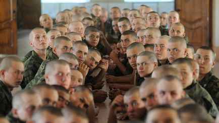 Госдума предложила брать на контракт в российскую армию сразу после школы