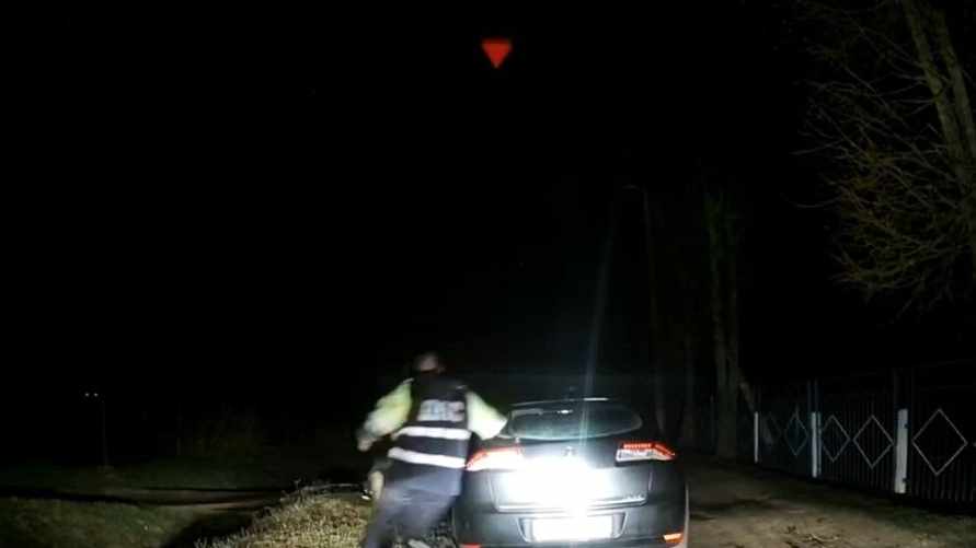 «Стоим, говорю, стой!!!» — Появилось видео, как под Могилевом водитель попытался убежать от ГАИ