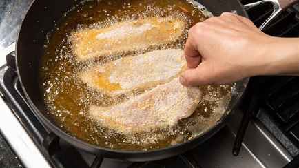 Как пожарить рыбу, чтобы она не воняла? Так делают многие повара