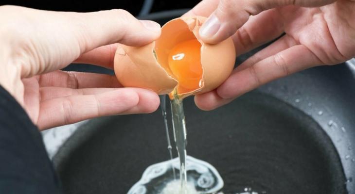 Как разбить яйцо, чтобы в него не попала скорлупа, а желток остался целым? Только не о миску и не ножом