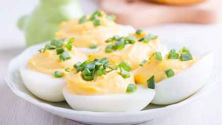 Почему яйца нельзя сочетать с майонезом и картошкой? Диетологи объяснили, к чему это приведет