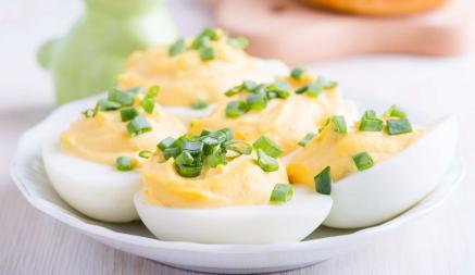 Почему яйца нельзя сочетать с майонезом и картошкой? Диетологи объяснили, к чему это приведет