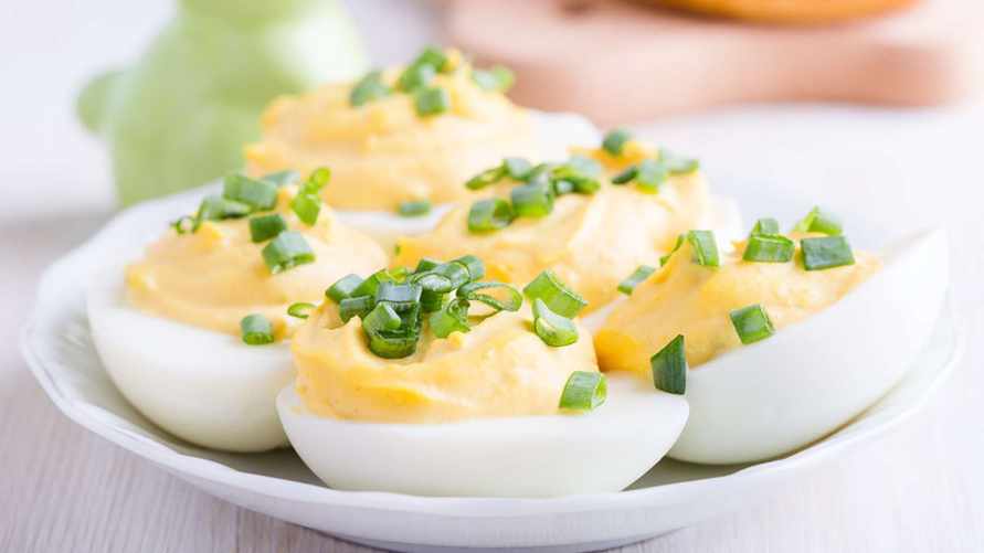 Почему яйца нельзя сочетать с майонезом и картошкой? Диетологи объяснили, к чему это приведет