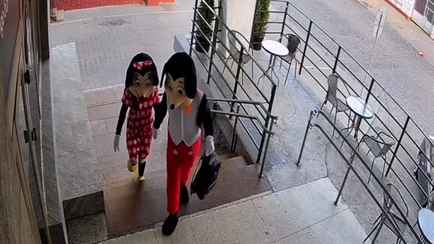 На видео попало, как в Гомеле охранник выгнал грустных Минни и Микки Маусов