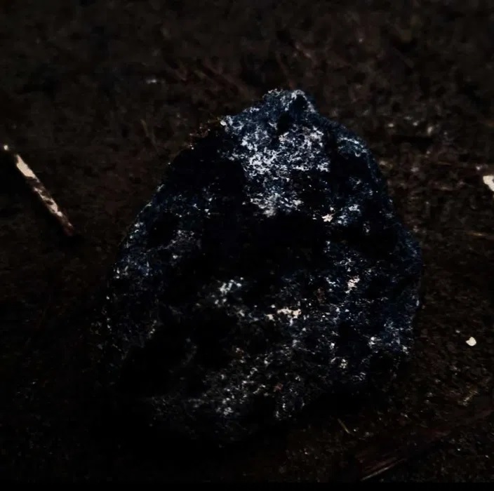 «Жена бросила курить» — В Киеве стали продавать «целительные» куски упавшего недавно метеорита
