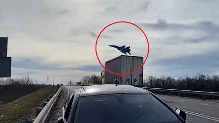 Спасли считанные сантиметры. На видео попало, как Миг-29 чуть не врезался в грузовик