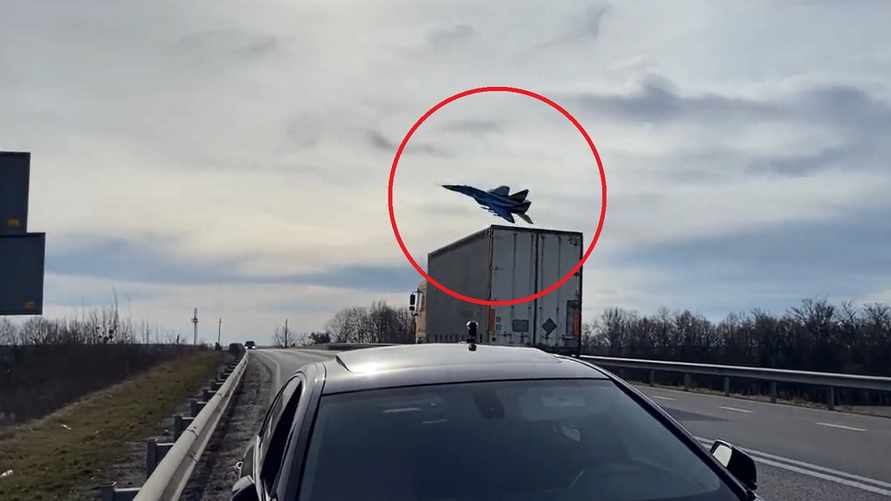 Спасли считанные сантиметры. На видео попало, как Миг-29 чуть не врезался в грузовик