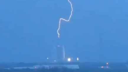 SpaceX показала видео удара молнии в ракету Falcon Heavy