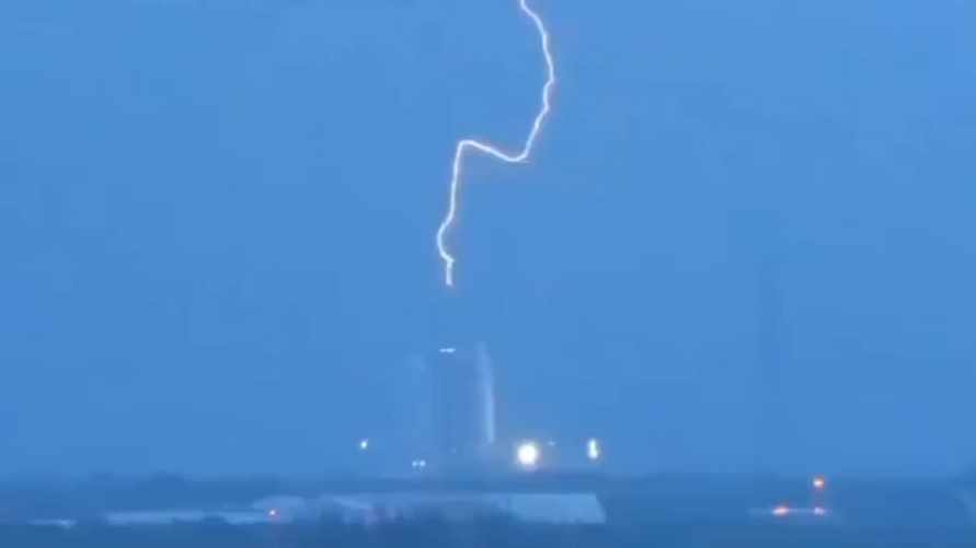 SpaceX показала видео удара молнии в ракету Falcon Heavy