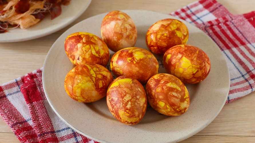 Как сделать мраморные пасхальные яйца? Получится быстро и красиво