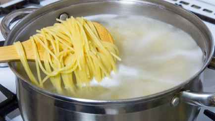 Что значит белая пена во время варки макарон? Узнали, вредно ли это