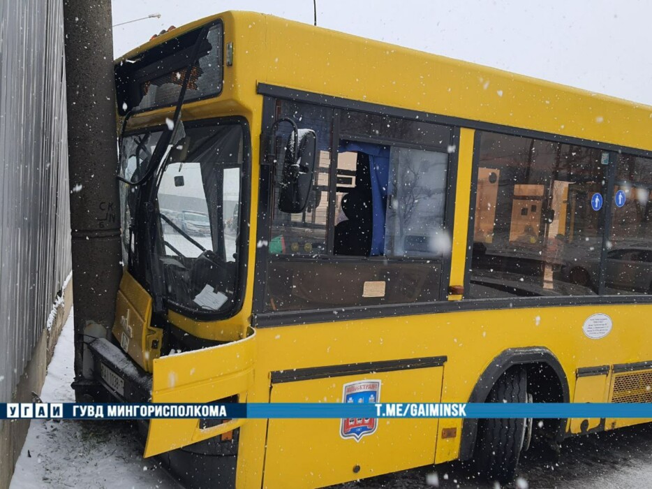 В Минске автобус ушел в занос и врезался в столб — шесть пассажиров увезли в больницу