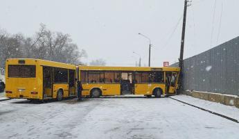 В Минске автобус ушел в занос и врезался в столб — шесть пассажиров увезли в больницу