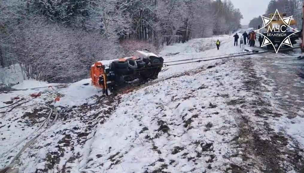 Под Минском перевернулся бензовоз