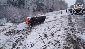 Под Минском перевернулся бензовоз