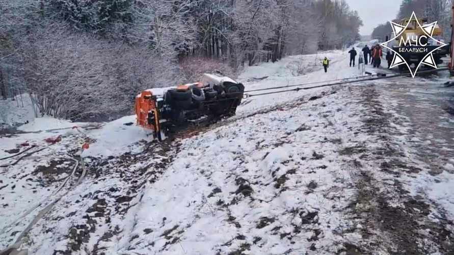 Под Минском перевернулся бензовоз