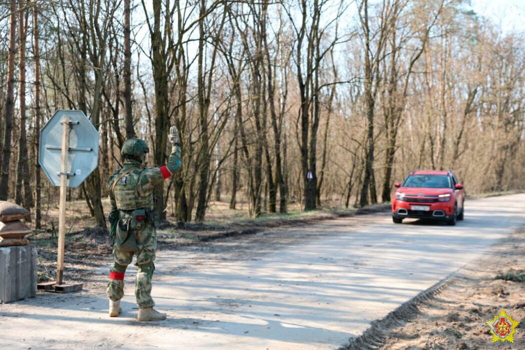В Беларуси спецназ стал досматривать машины на границе. Что проверяют?