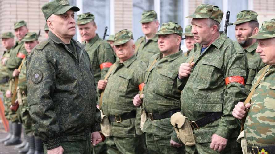 Минобороны Беларуси впервые задействовало на учениях "народных ополченцев"
