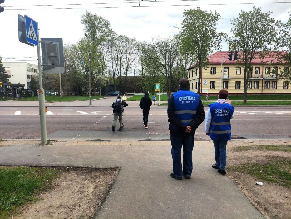 На улицах Минска появились люди в синих жилетах. Что могут сделать с прохожими?