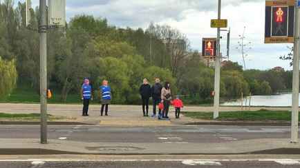 На улицах Минска появились люди в синих жилетах. Что могут сделать с прохожими?