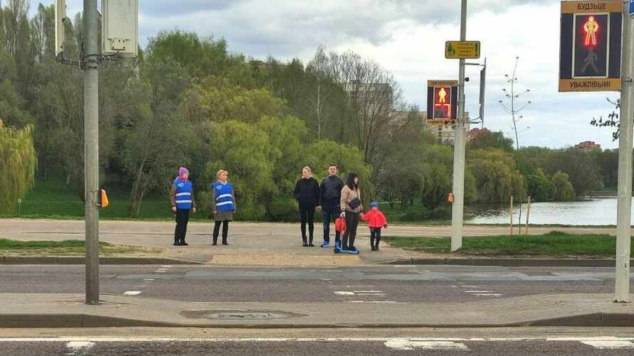 На улицах Минска появились люди в синих жилетах. Что могут сделать с прохожими?