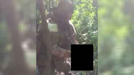 В Сети появилось видео, как украинскому солдату отрезают голову. В Киеве отреагировали