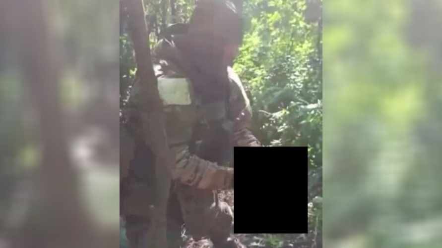 В Сети появилось видео, как украинскому солдату отрезают голову. В Киеве отреагировали