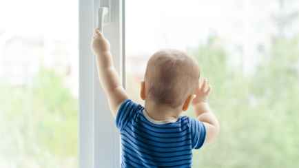 В МЧС Беларуси рассказали, как уберечь детей от падения из окна