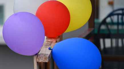 Зачем белорусам вешать воздушные шарики на балкон? Спасут от большой проблемы