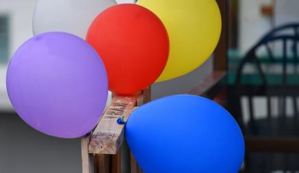 Зачем белорусам вешать воздушные шарики на балкон? Спасут от большой проблемы