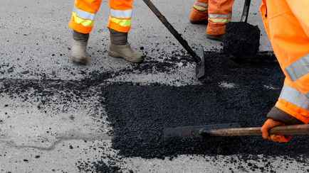 Почему половина дорог в Беларуси требует ремонта? Дорожники рассказали, чего не хватает