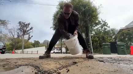 Шварценеггер показал, как надо делать ямочный ремонт