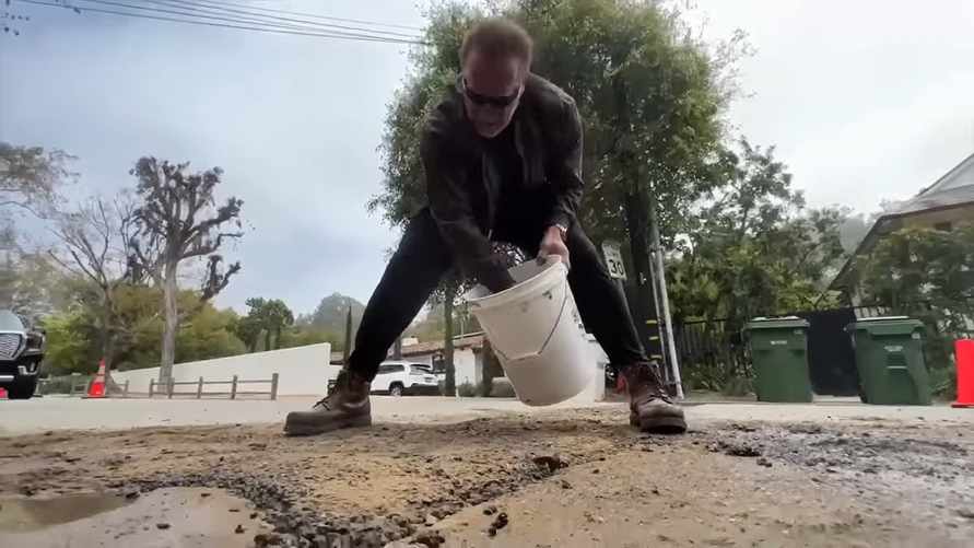 Шварценеггер показал, как надо делать ямочный ремонт