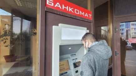 Минчанин забыл карточку в банкомате и с нее исчезли деньги. Это как?