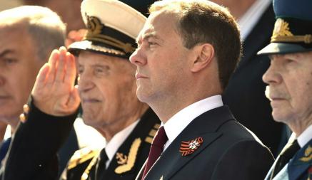 «Пока рано» — Медведев рассказал, с кем хочет вести переговоры по Украине. Не о мире?