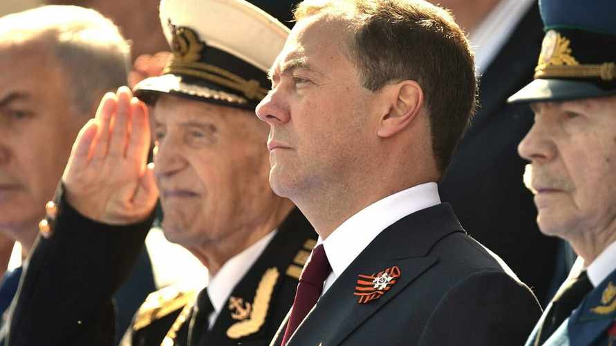 "Пока рано" - Медведев рассказал, с кем хочет вести переговоры по Украине. Не о мире?