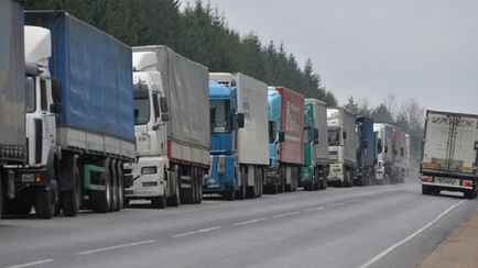 На границе Беларуси с Россией снова скопились километровые очереди. Что происходит?