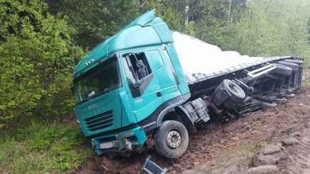 Под Островцом фура снесла в кювет трактор