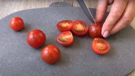 TikTok-блогер показал, как нарезать целую тарелку помидоров за пару секунд